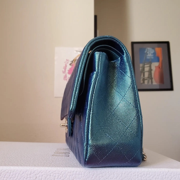 Chanel classic iridescent green caviar gold hw medium bag - Picture 3 of 13